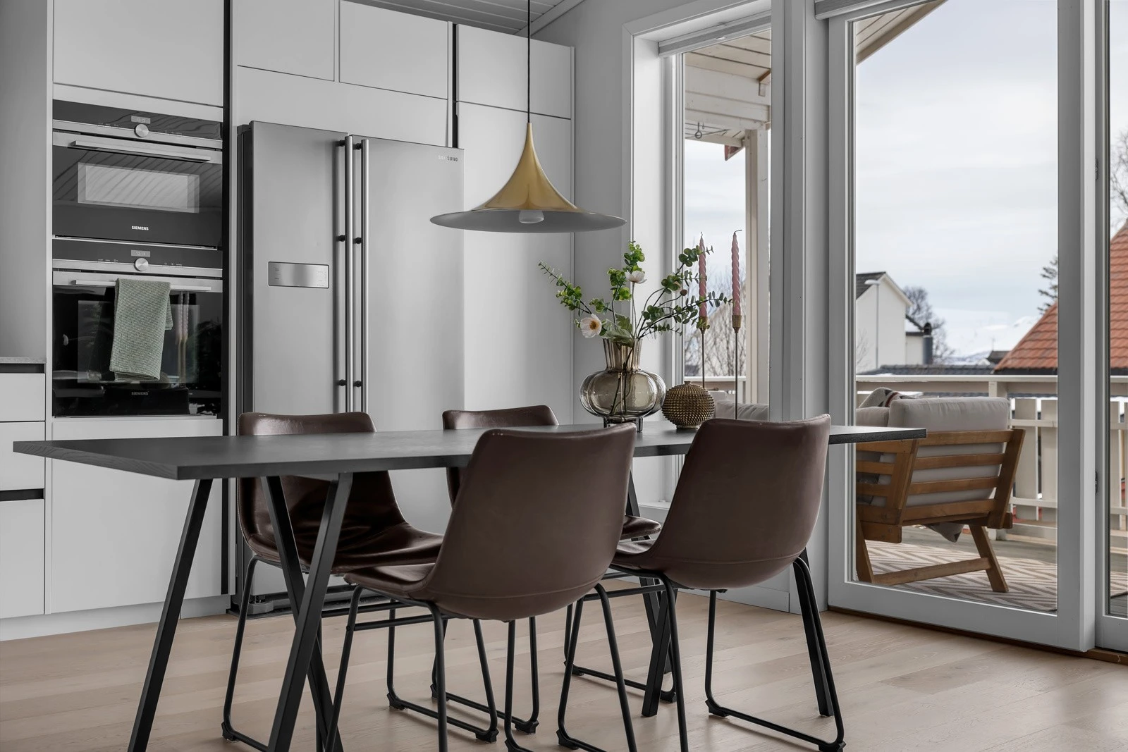 Moderne og pent fullt utstyrt med hvitevarer Galleribilde