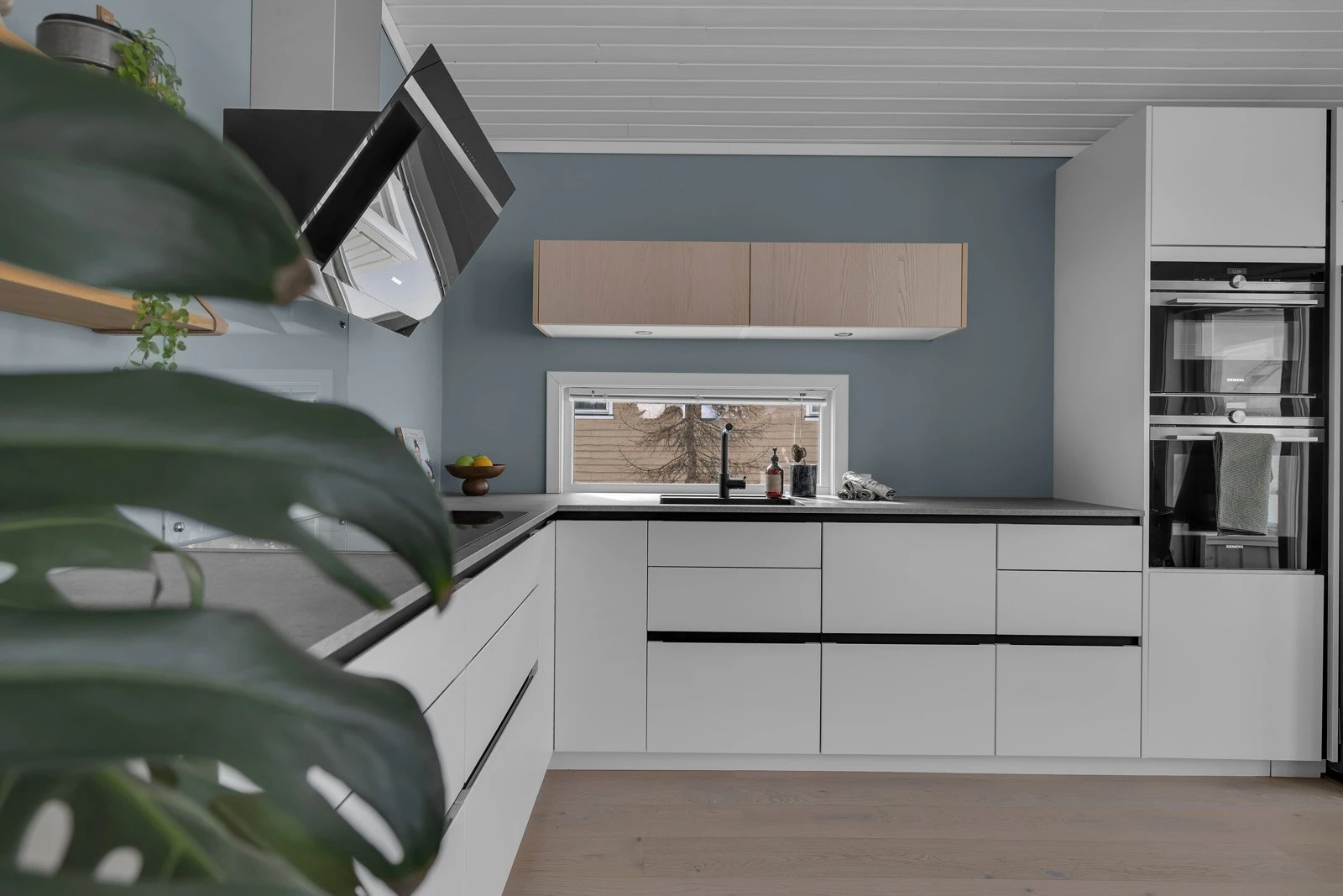 Kjøkkenet byr på godt med skap- og benkeplass Galleribilde