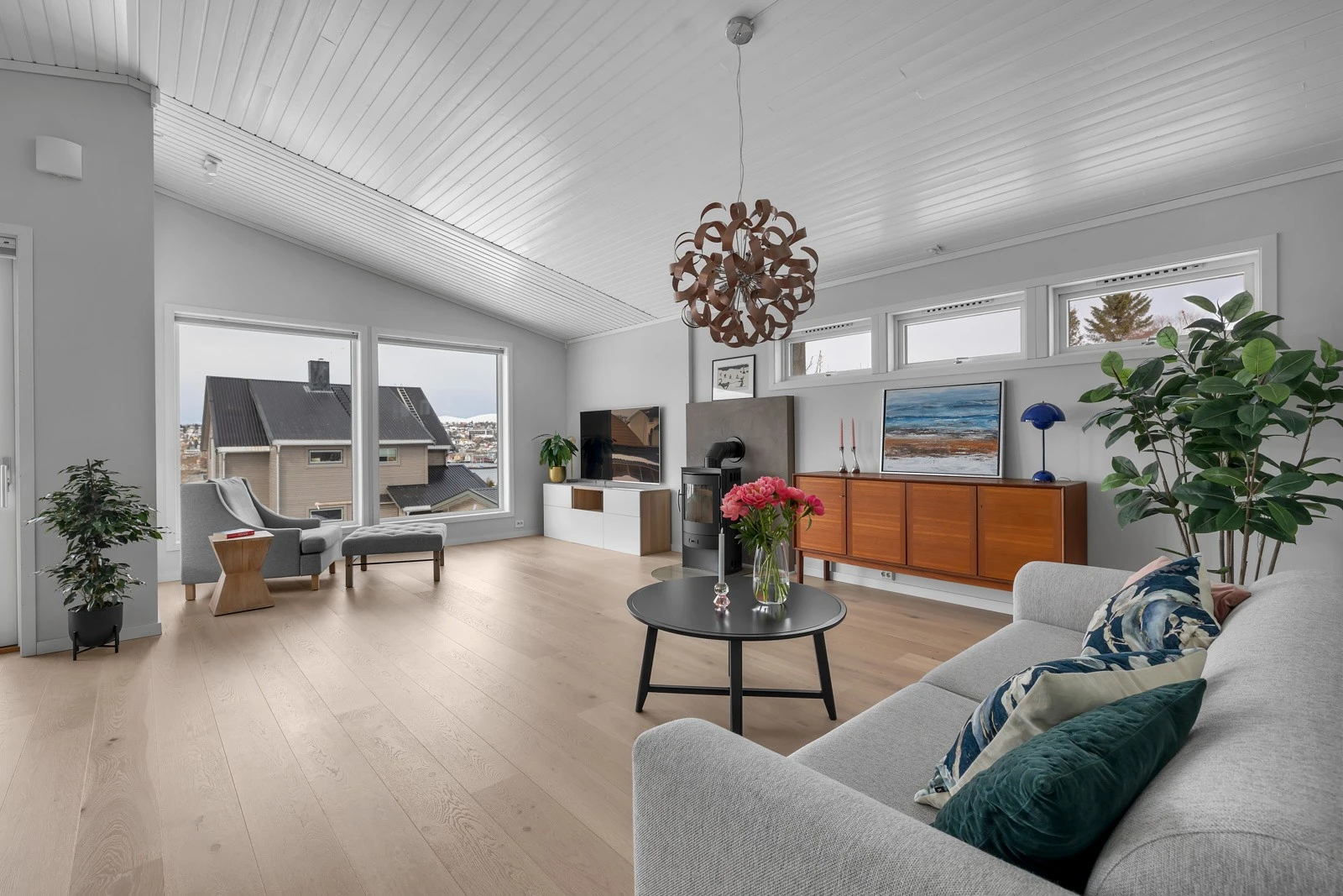 I stua er det rikelig med vinduer som slipper inn naturlig lys og gir fin utsikt over området, sundet og Tromsøya Galleribilde