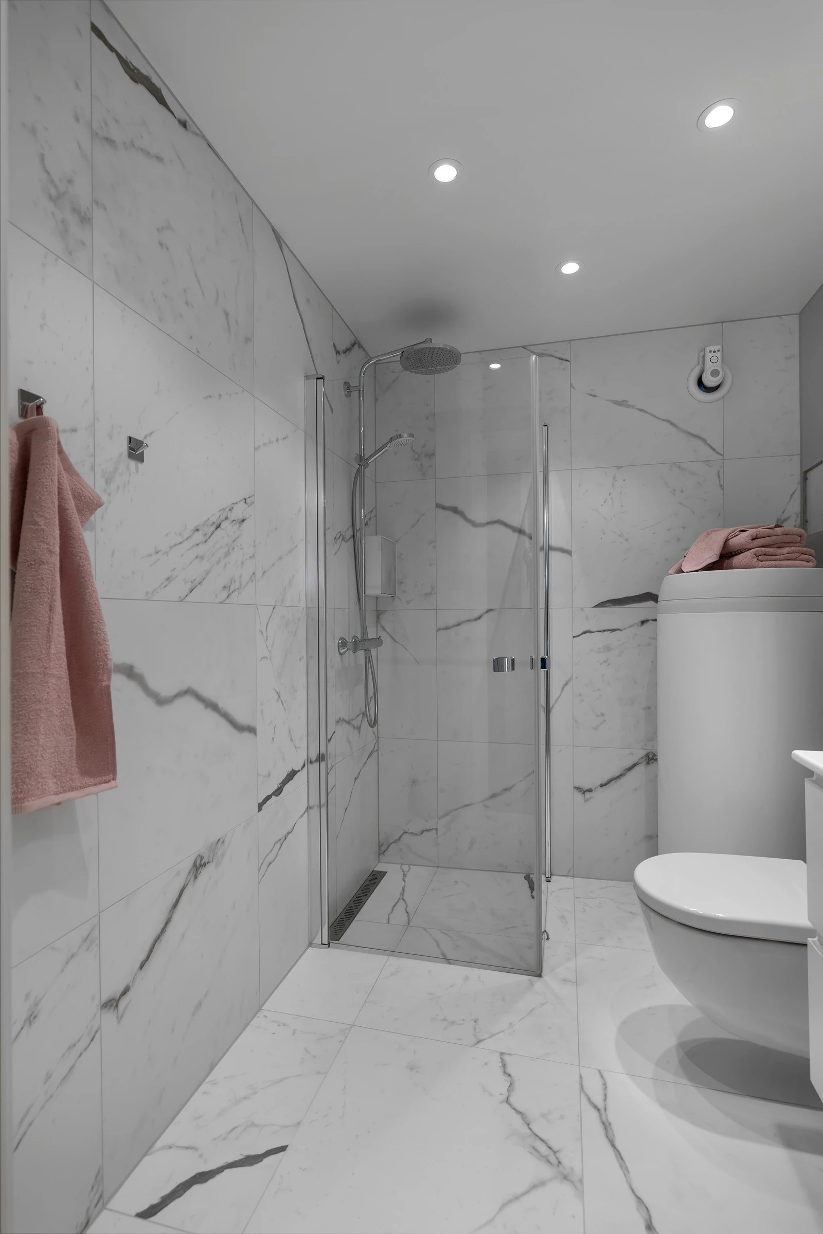 Innfelt belysning i tak, flotte fliser med marmormønster, pen innredning og vegghengt toalett er bare noe av det som møter deg her Galleribilde