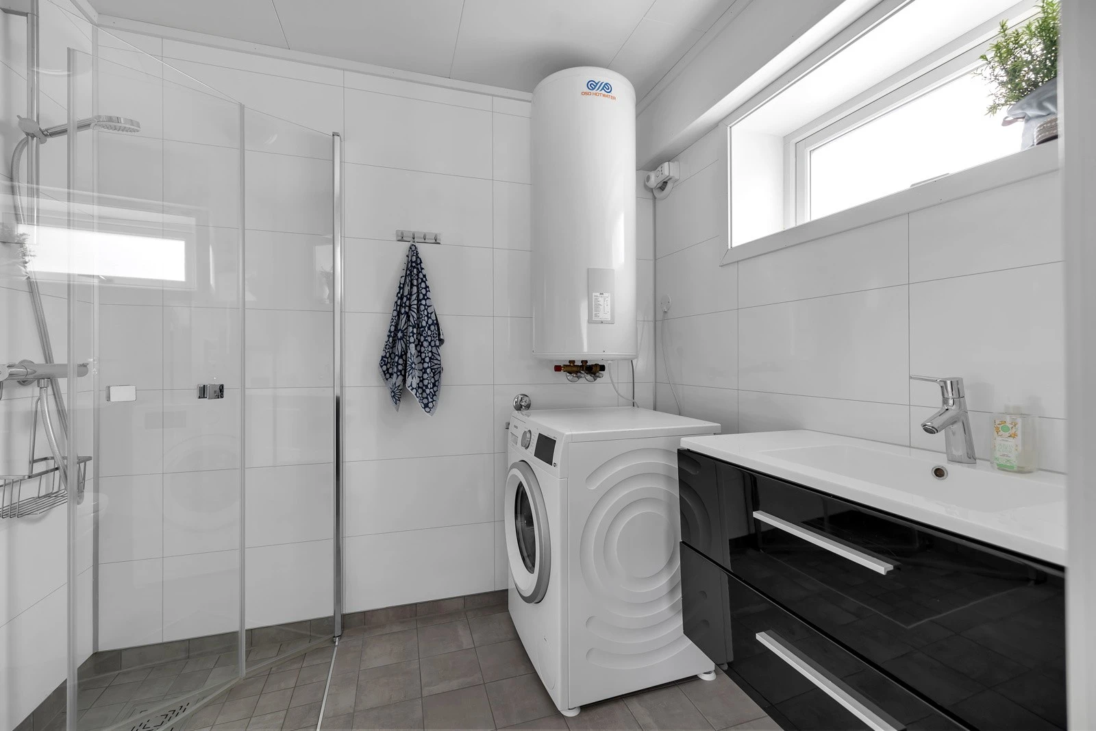 Fint bad med opplegg for vaskemaskin og tørketrommel Galleribilde