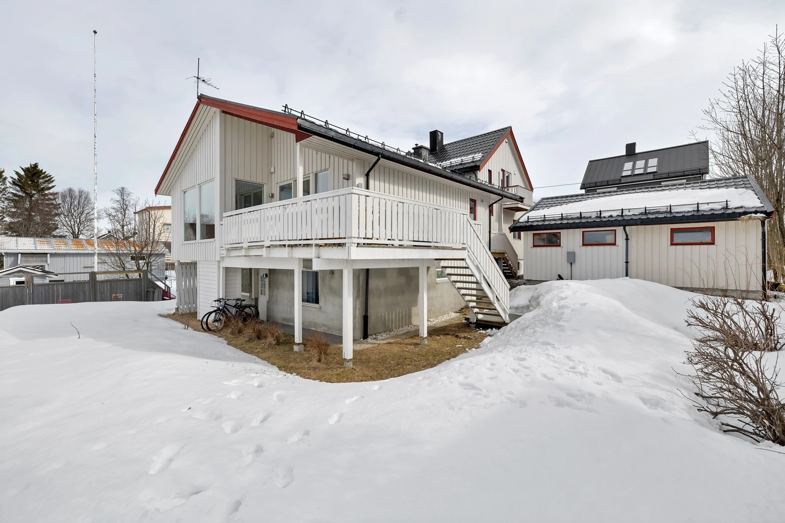 Grøtsundvegen 13 byr også på en fin og innbringede utleiedel i deler av u. etasje Galleribilde