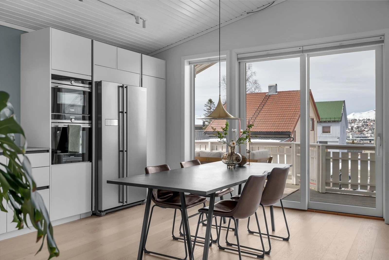 Spisstua finner sin naturlig plass mellom kjøkkenet og dagligstua Galleribilde