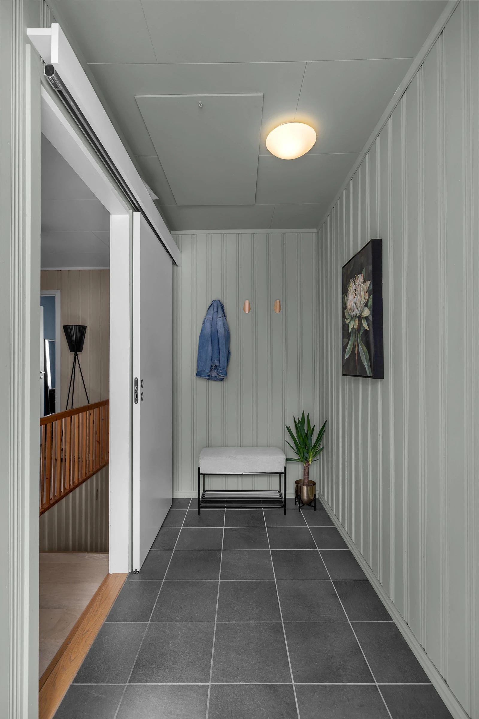 Det første som møter deg er dette praktiske og romslige inngangspartiet som leder deg videre til hall og resten av boligen Galleribilde