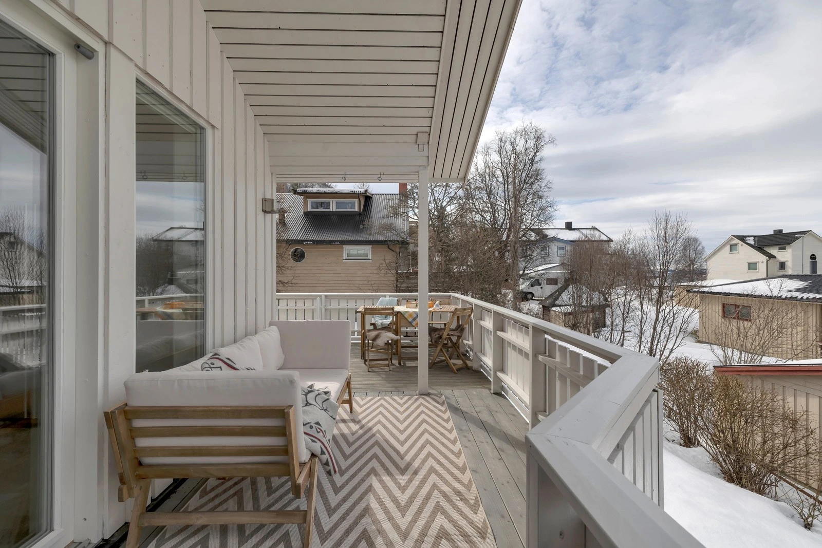 På sør- og vestsiden av boligen er det stor og overbygget veranda Galleribilde