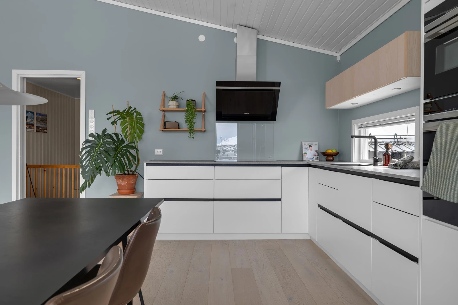 Moderne utrykk på innredning med skjulte gripelister Galleribilde