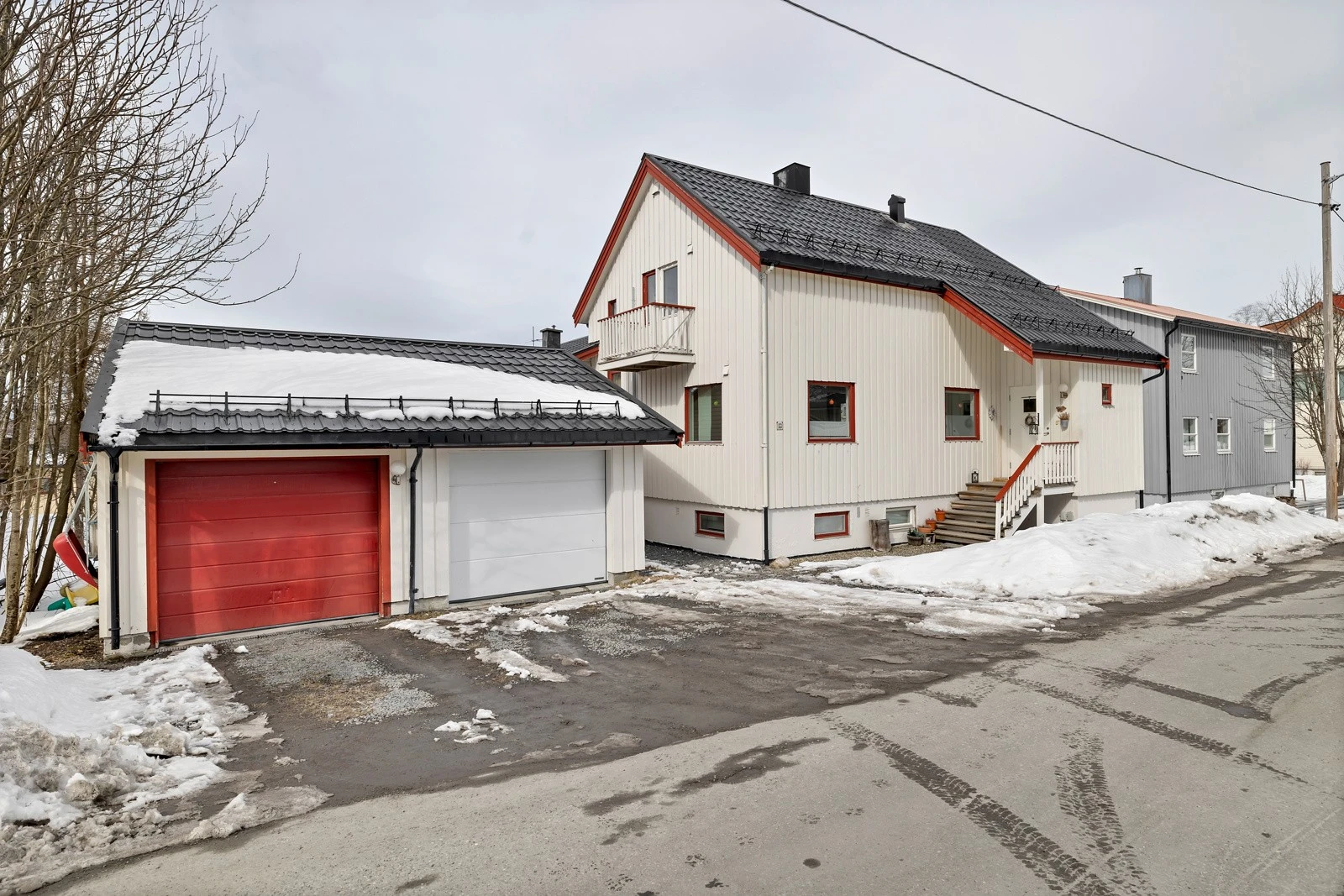 Parkering gjøres i egen halvdel av garasje (hvit garasjeport) hvor det montert EL-billader Galleribilde