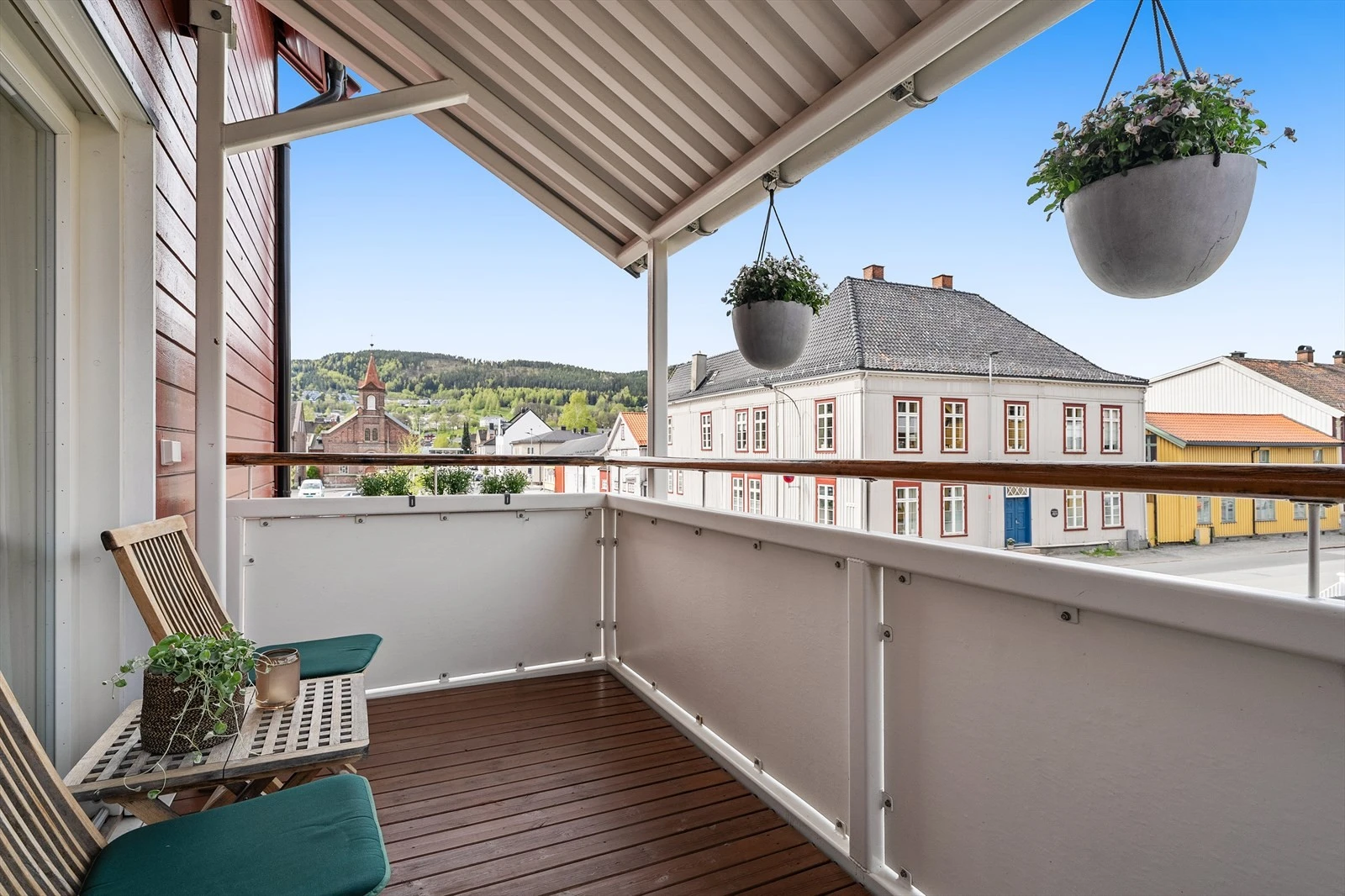 Romslig balkong med god plass for utemøbler.