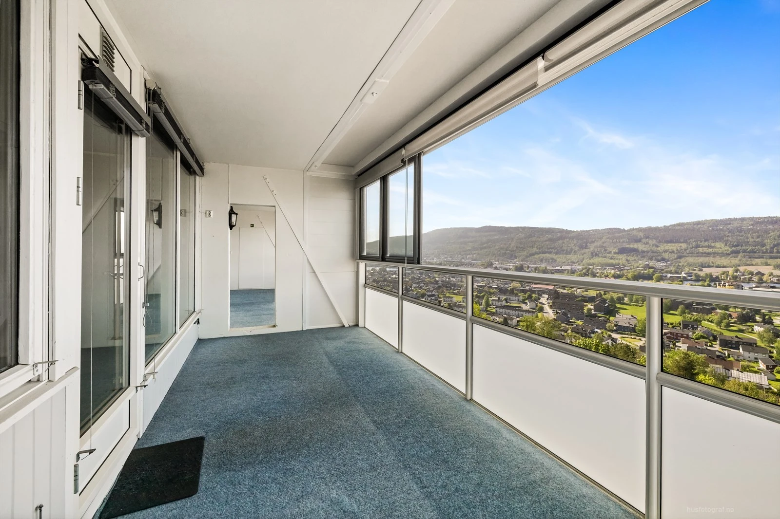 Fra stuen er det utgang til innglasset terrasse som fungerer som en fin forlengelse av stuen.