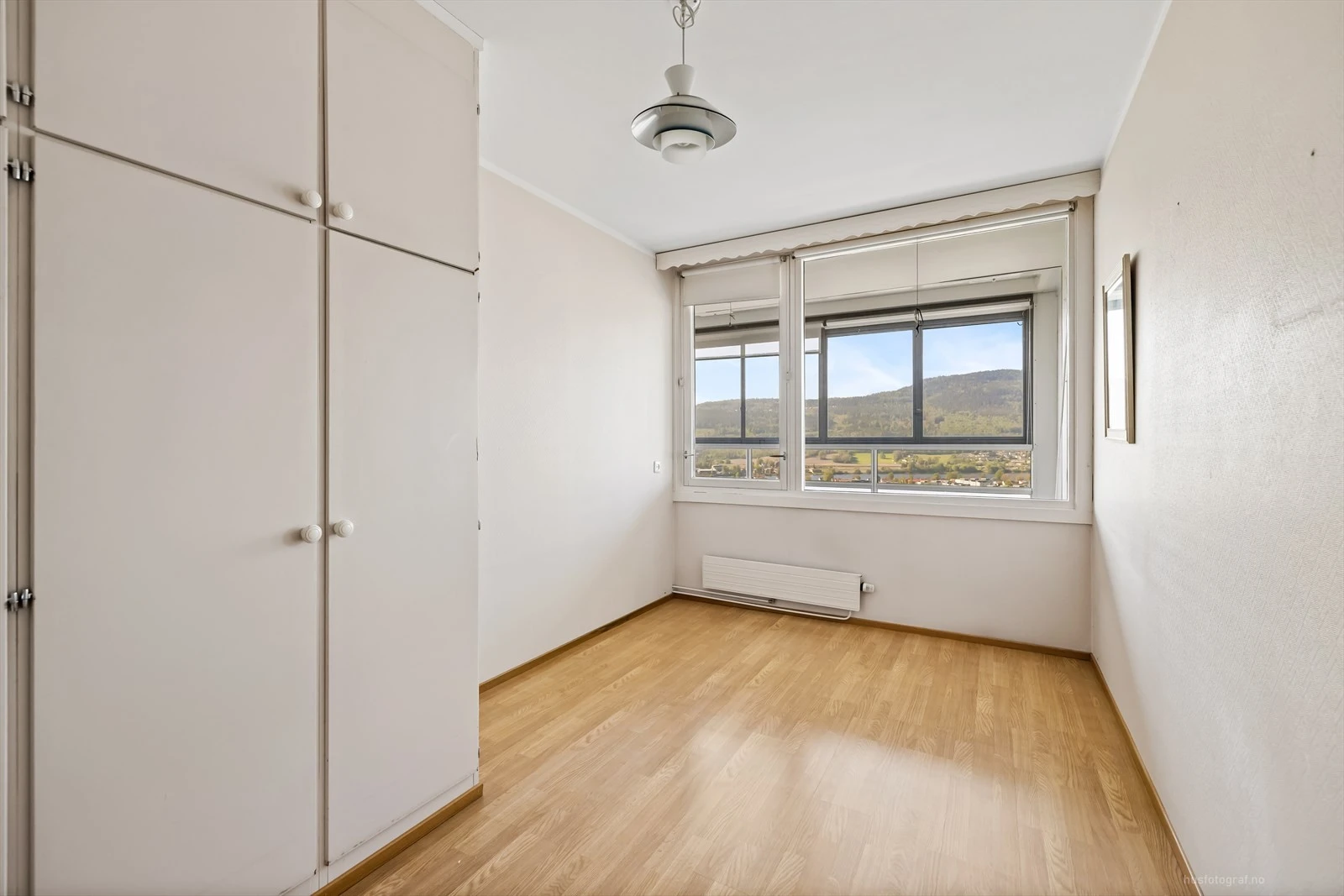 På soverommet 2 er det plass til seng med nattbord og garderobeløsning.