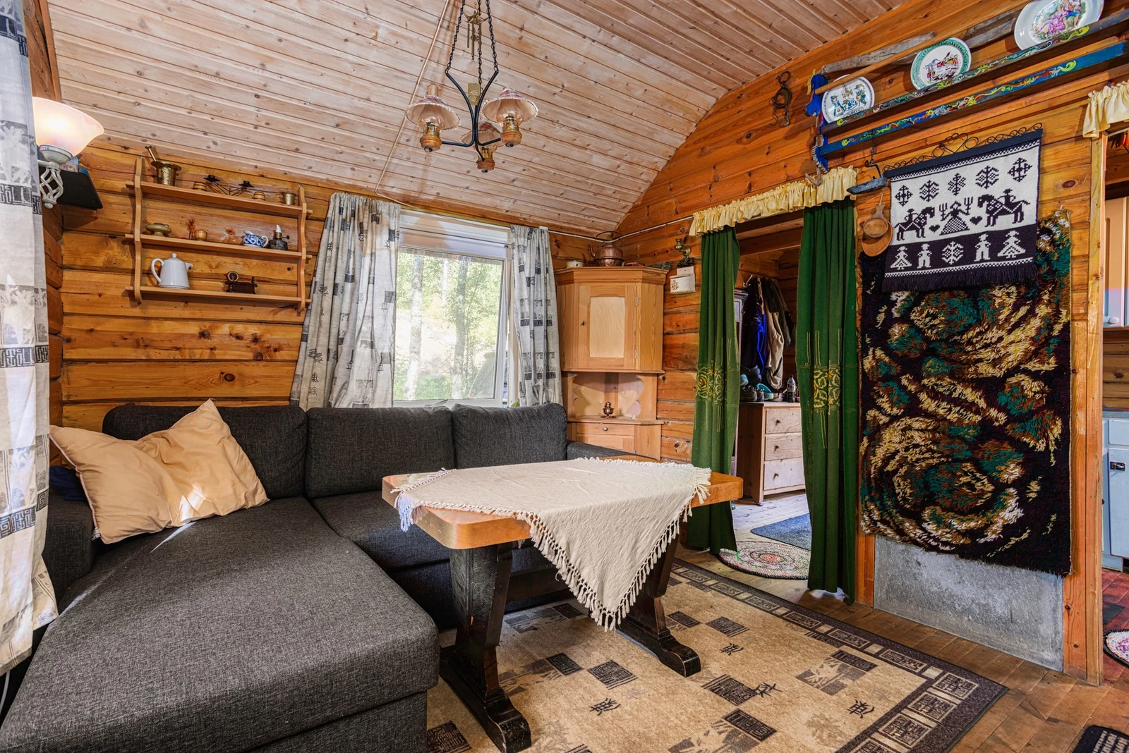 Stuen holder et tradisjonelt hyttepreg. Galleribilde