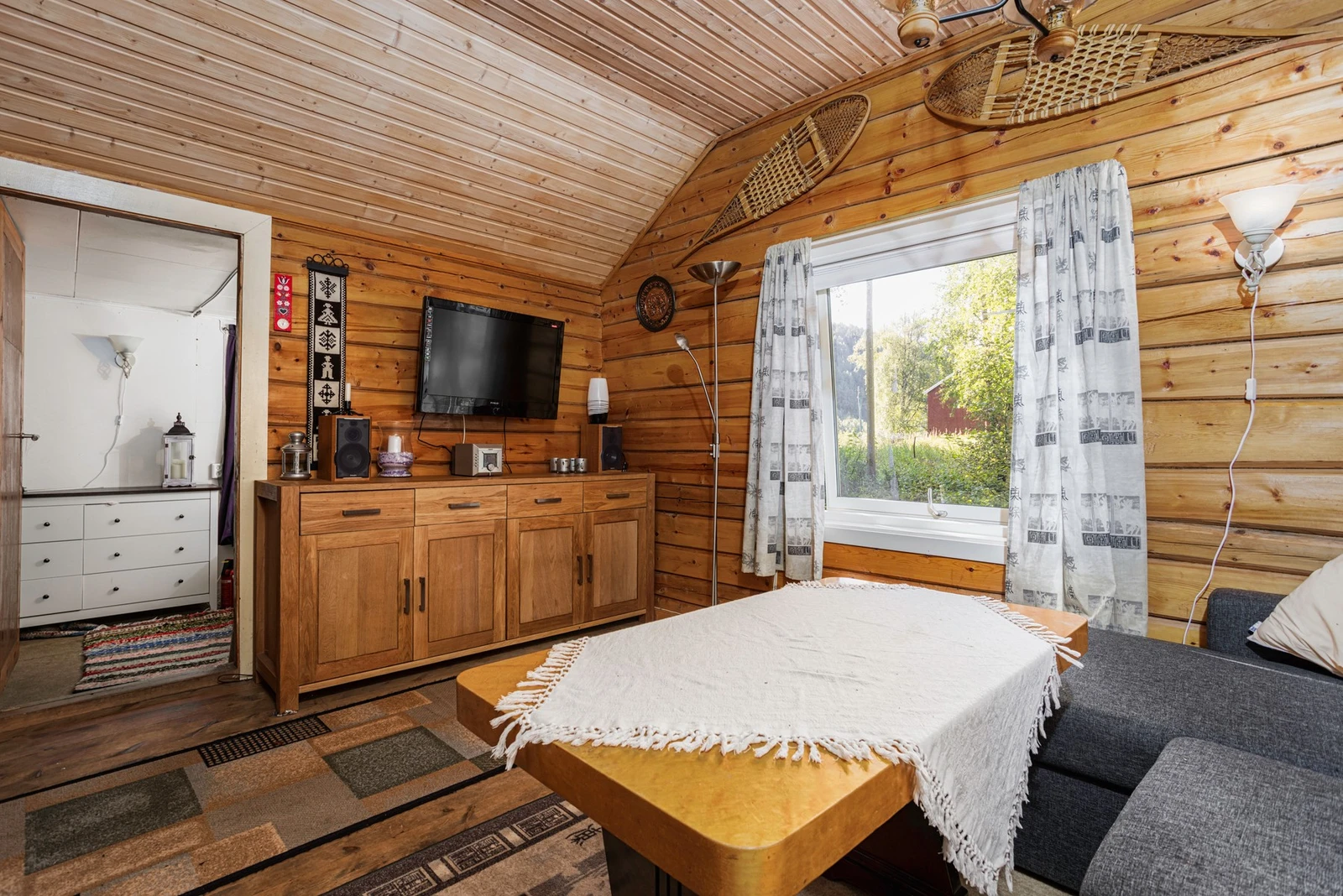 Hytten har strøm, men ikke vann og avløp. Galleribilde