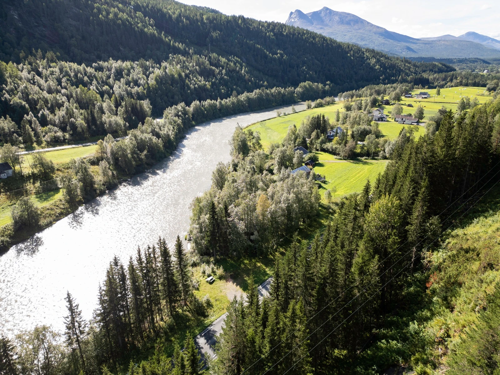 Velkommen til denne flott plasserte hytten rett ved Beiarelva! Galleribilde