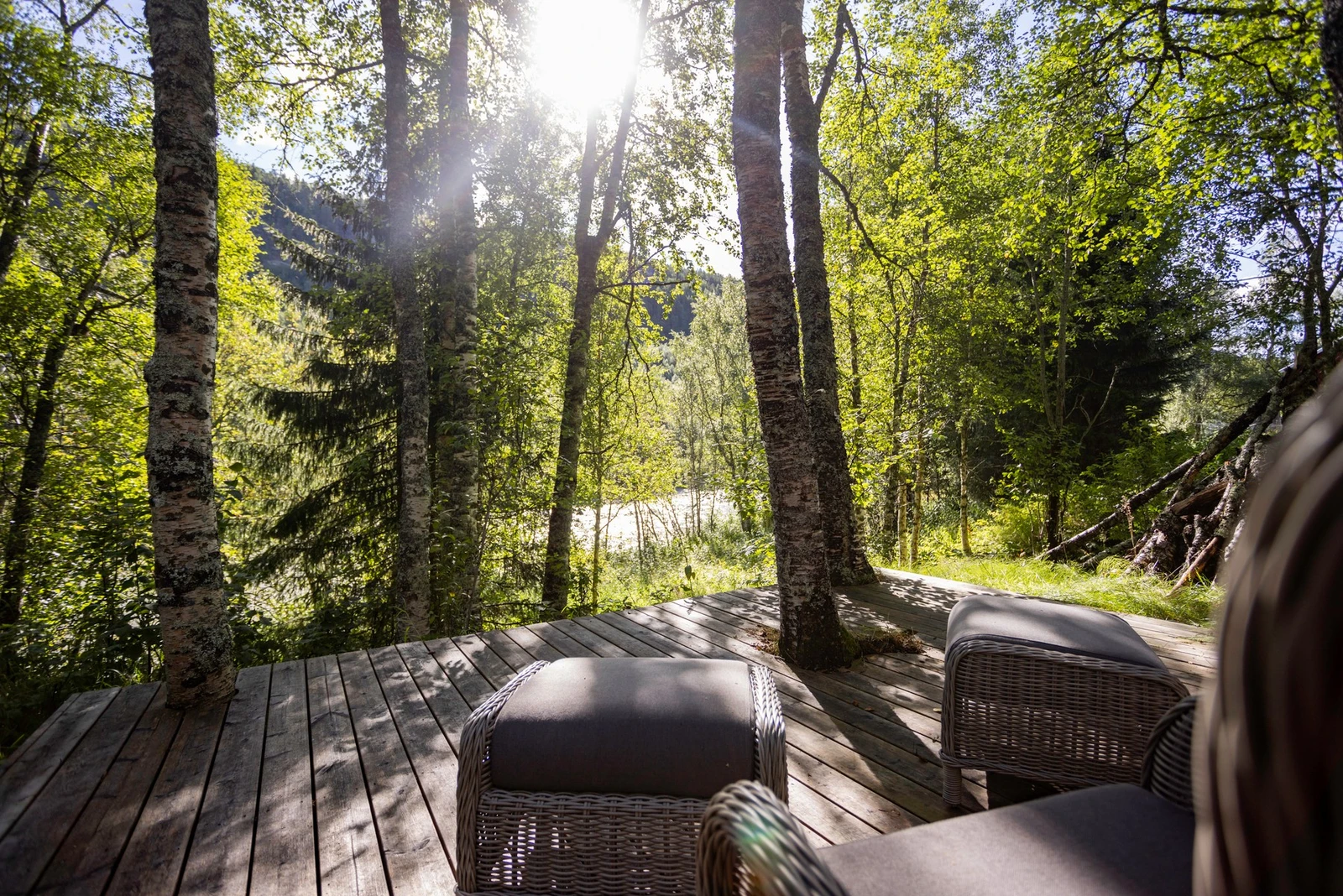 Hytten har en platt som strekker seg pent rundt deler av hytten. Galleribilde