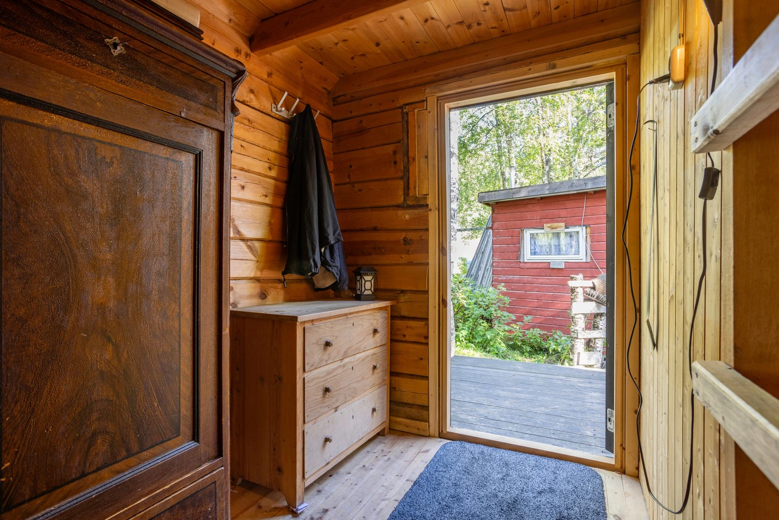 Romslig entre med god plass til å henge vekk ytterklær. Galleribilde