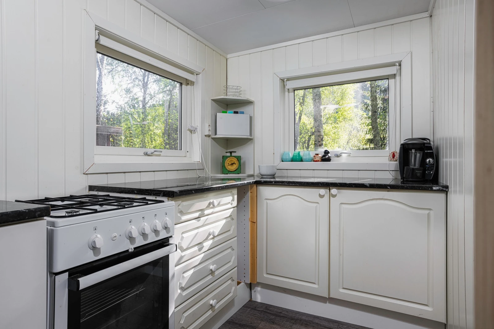 Her har du komfyr og underskap til oppbevaring. Galleribilde