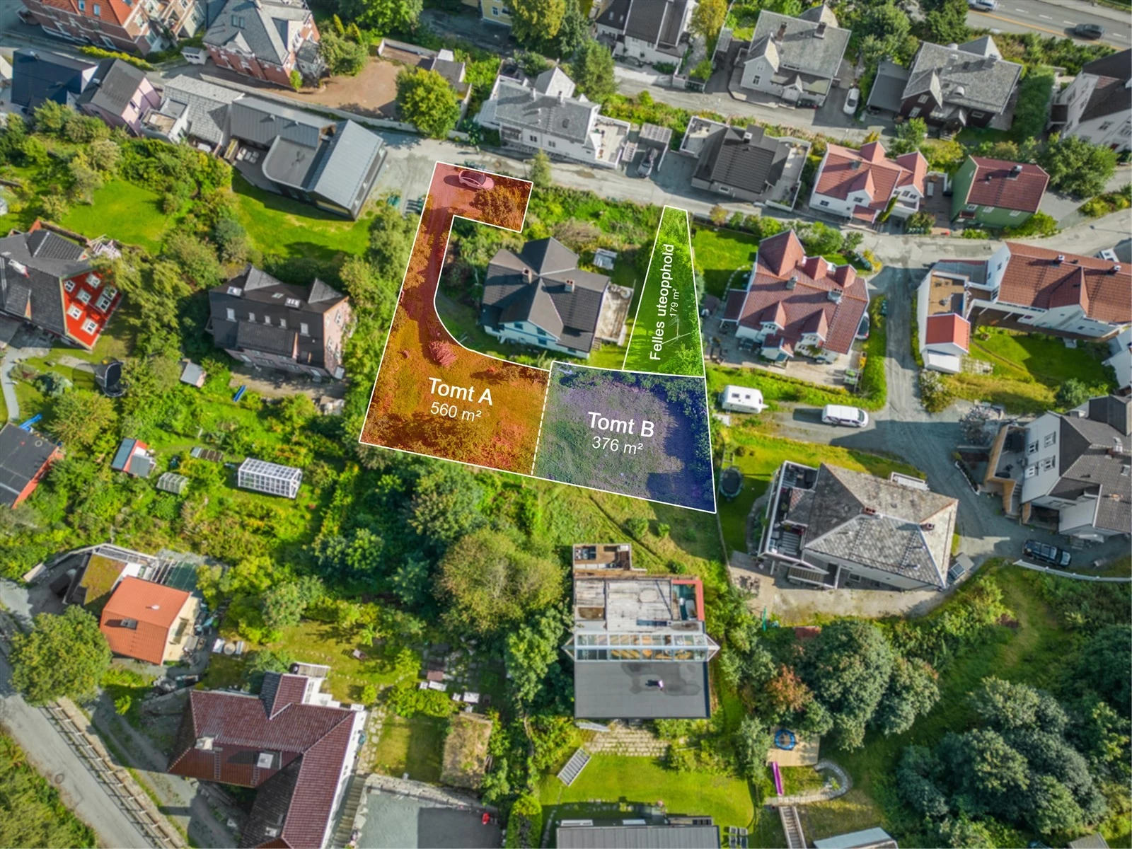 Tomtene har et areal på henholdsvis 560 og 376 m², med felles adkomstvei fra Bryns vei og et felles uterom langs sørsiden på eksisterende bebyggelse. Det er lagt til rette for bygging av dobbeltgarasjen til tomannsboligen foran eksisterende villa. Galleribilde