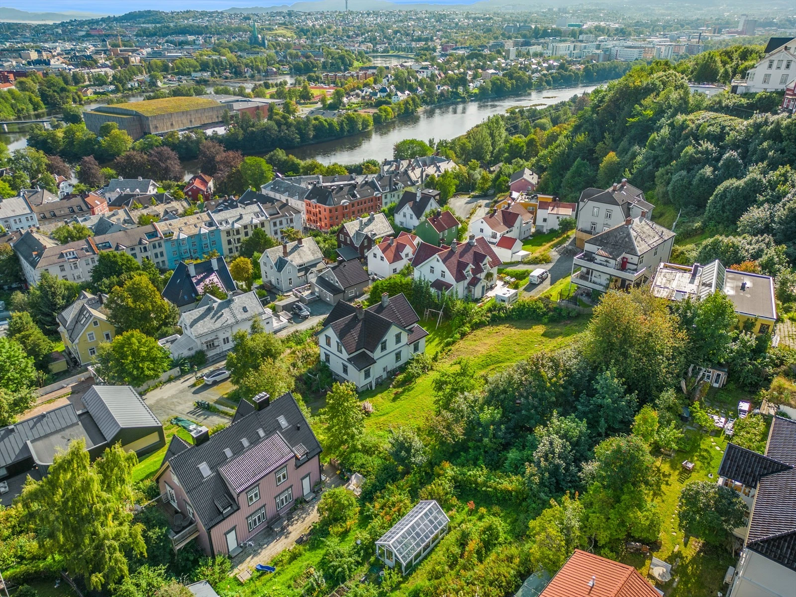 Boligtomtene selges ferdig fradelt og detaljregulert. Tomt A er regulert for én tomannsbolig med to enheter på til sammen ca. 290 m², i tillegg til dobbeltgarasje på ca. 38 m². Tomt B er regulert for enebolig på ca. 270 m², inkludert garasje. Galleribilde