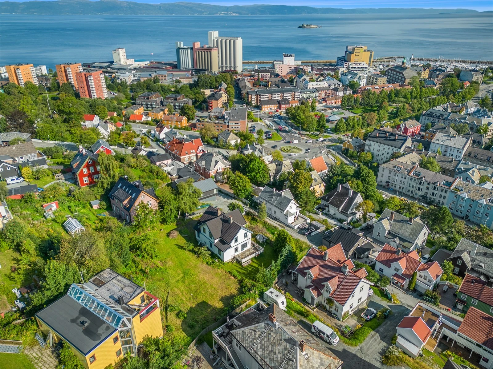 Her bor du bynært, men med umiddelbar nærhet til marka, skole og barnehager. Galleribilde