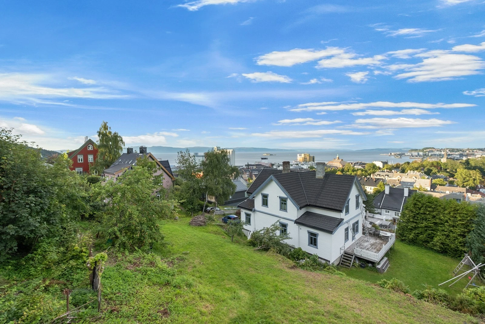 Fra tomtene har du vidstrakt utsikt mot Trondheimsfjorden og Munkholmen i nordøst. Galleribilde