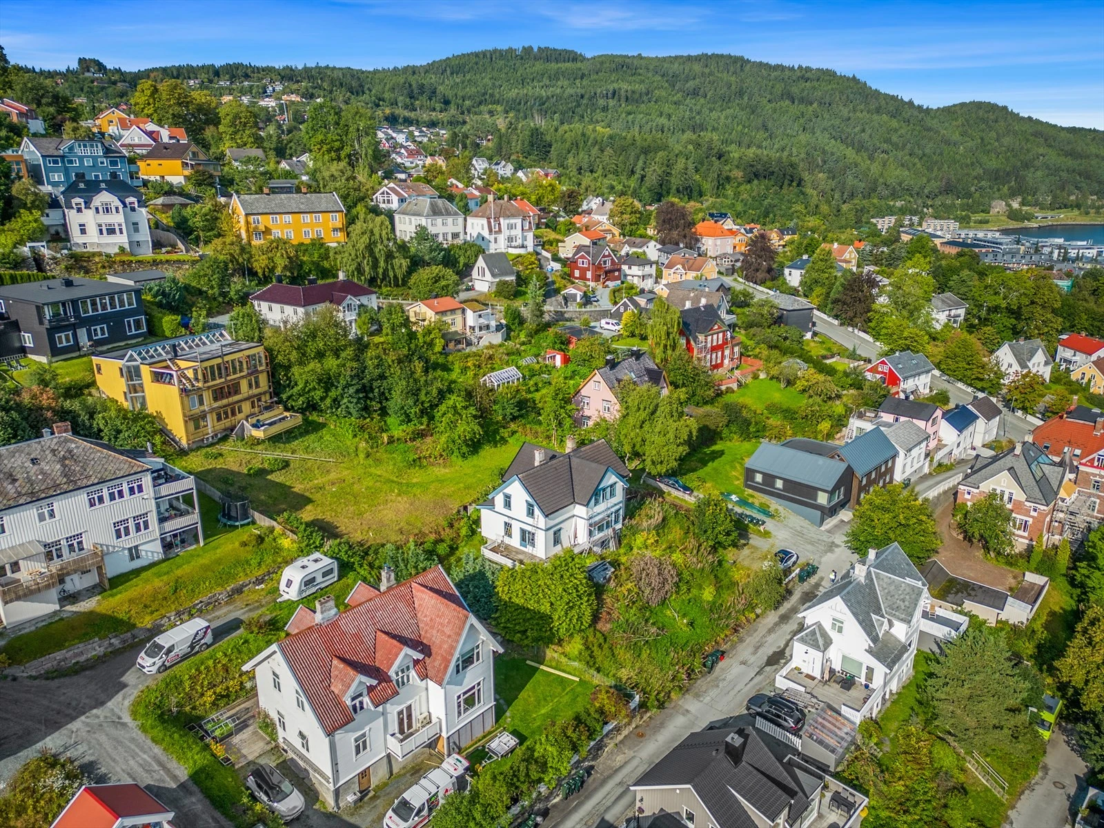Begge tomtene ligger skrått i terrenget, som bidrar til optimale lys- og utsiktsforhold fra alle kanter. Galleribilde