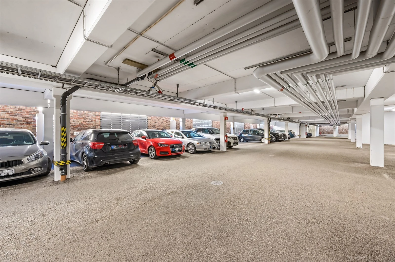 Privat garasje midt i byen! Plass nr E32.