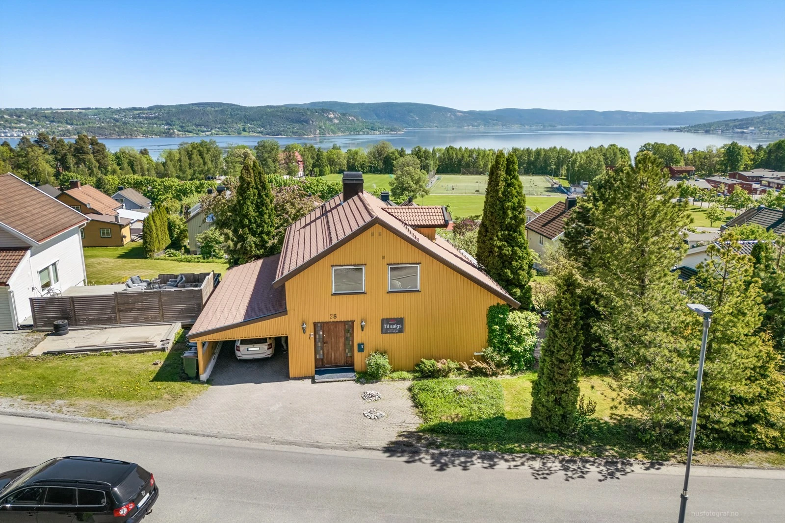 Fasade med carport (bilde fra 2024)