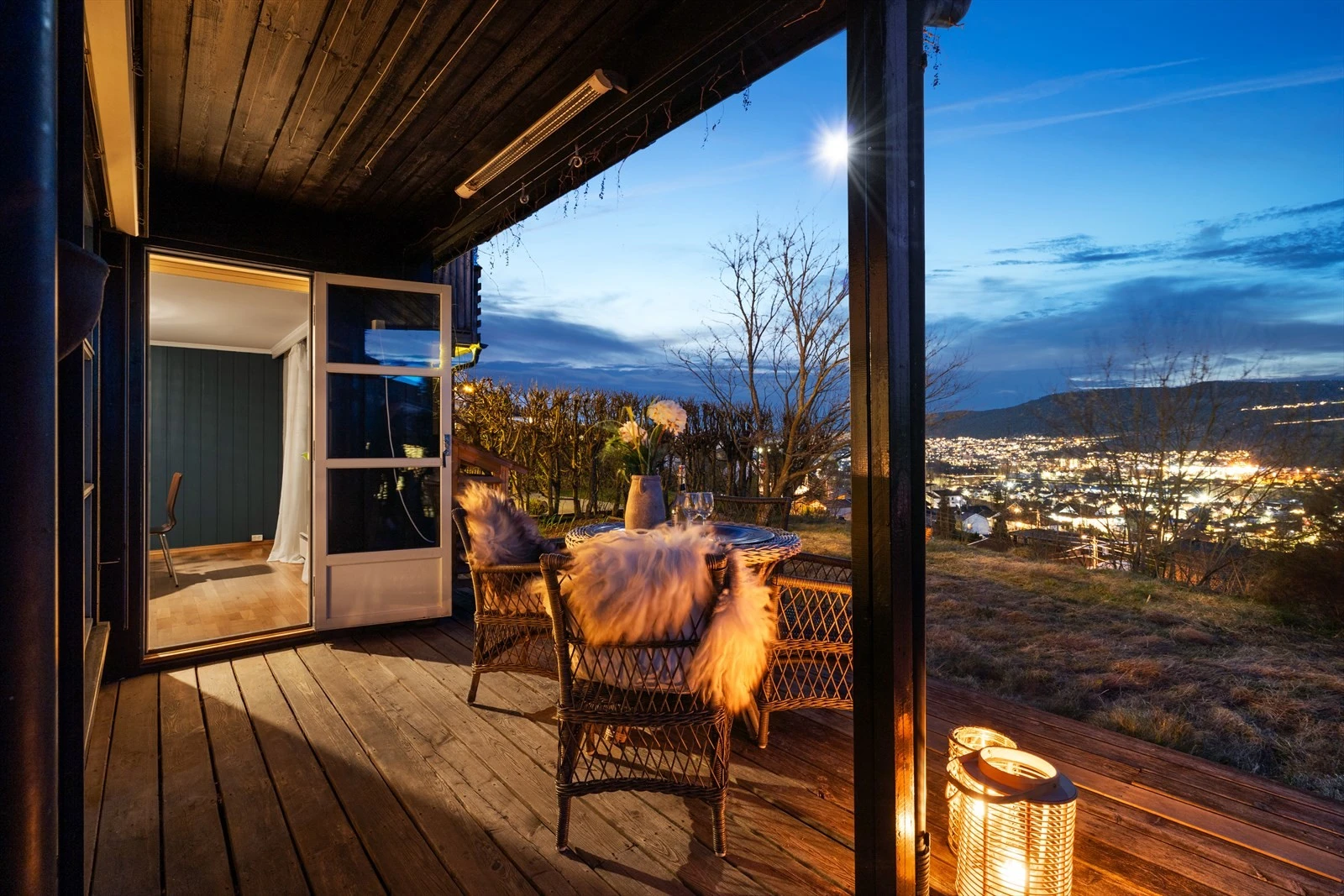 Flott utsikt fra terrasseplatting og hage