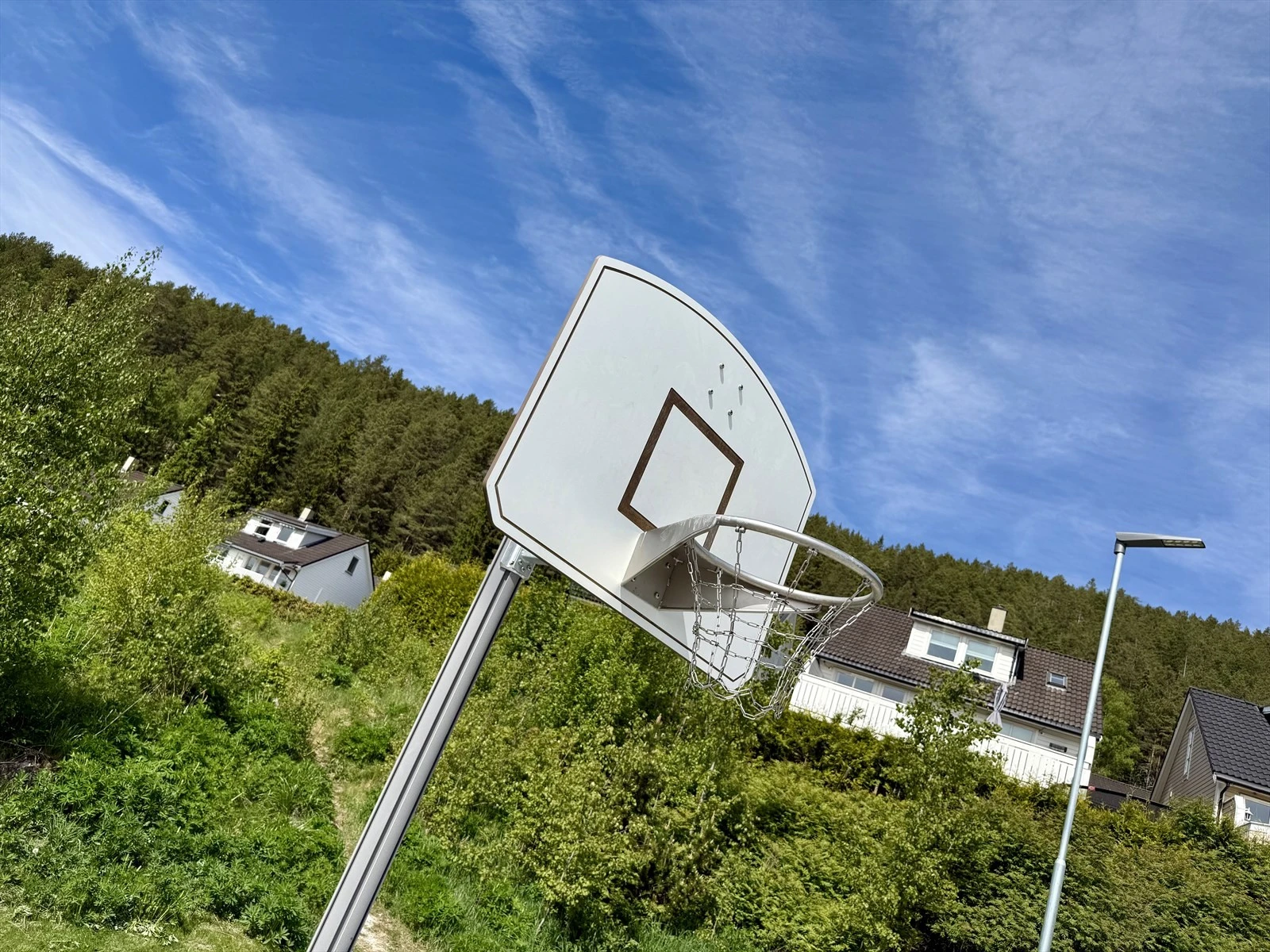 Basket- og fotballbane rett ved boligen