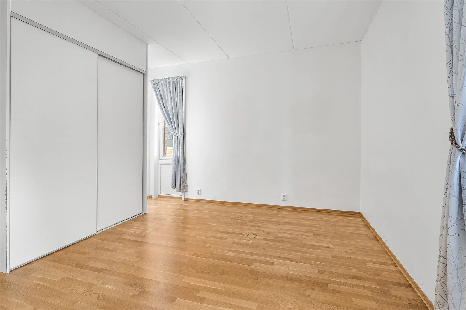 Hovedsoverom med god plass til dobbeltseng og oppbevaring.