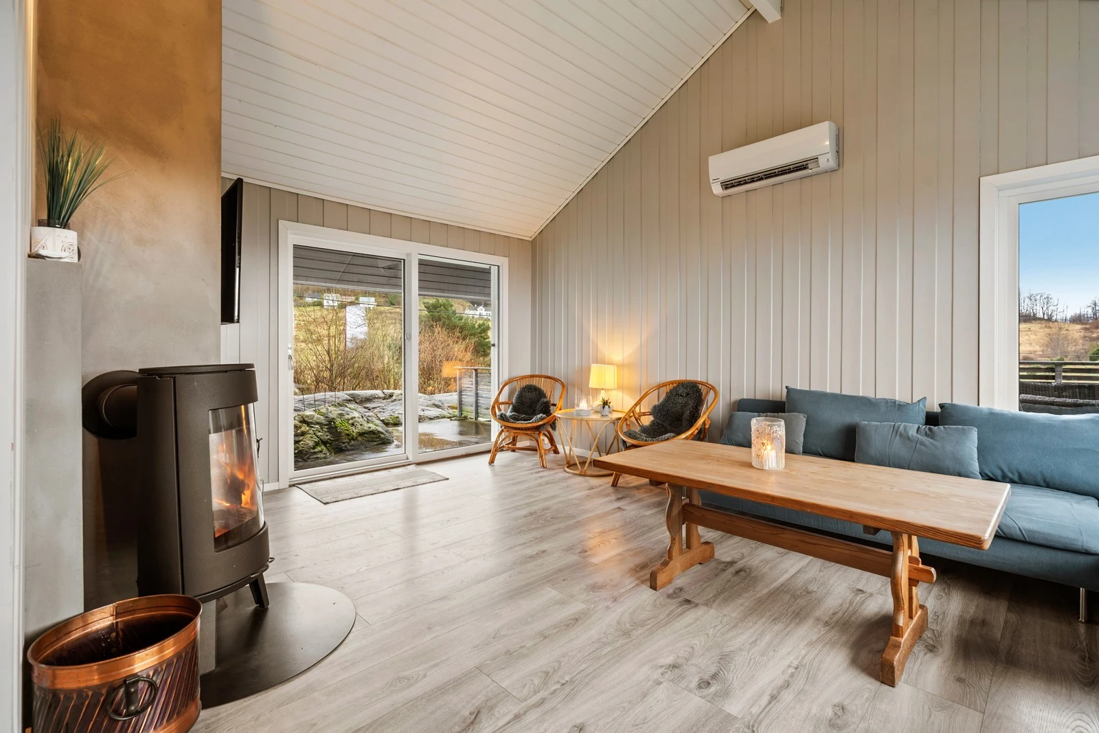 Stuen inneholder vedovn og varmepumpe som gir en god temperatur Galleribilde