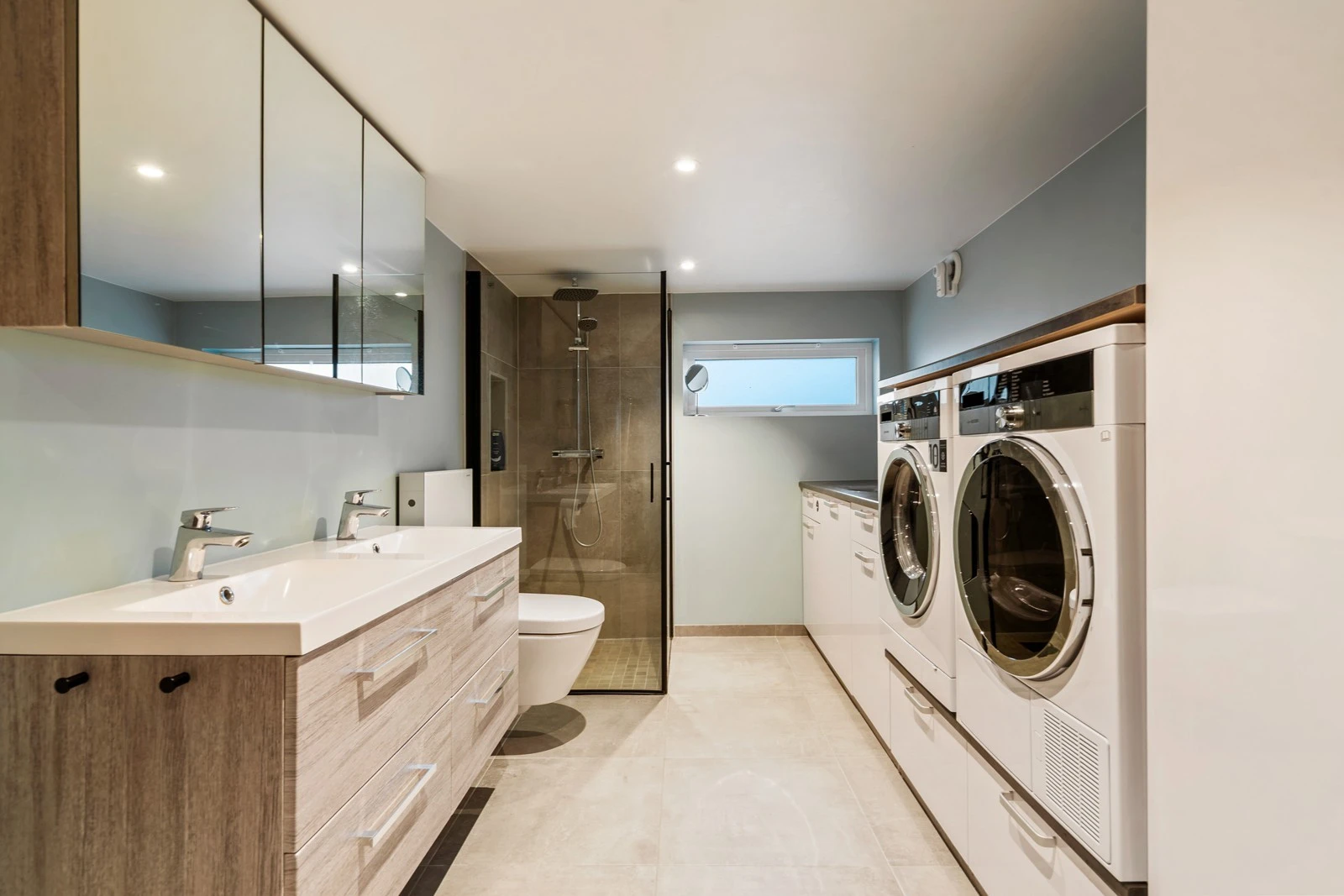 Lyst og praktisk bad og vaskerom Galleribilde