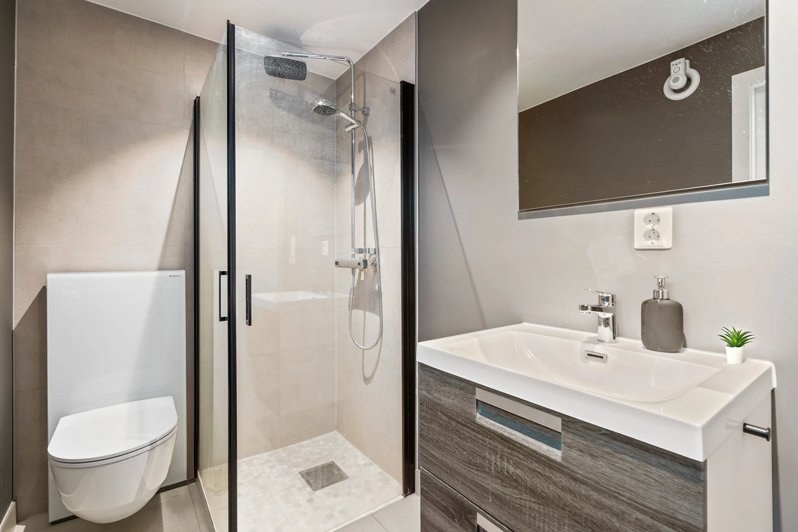 Baderom på hovedplan med dusj/vask/wc Galleribilde