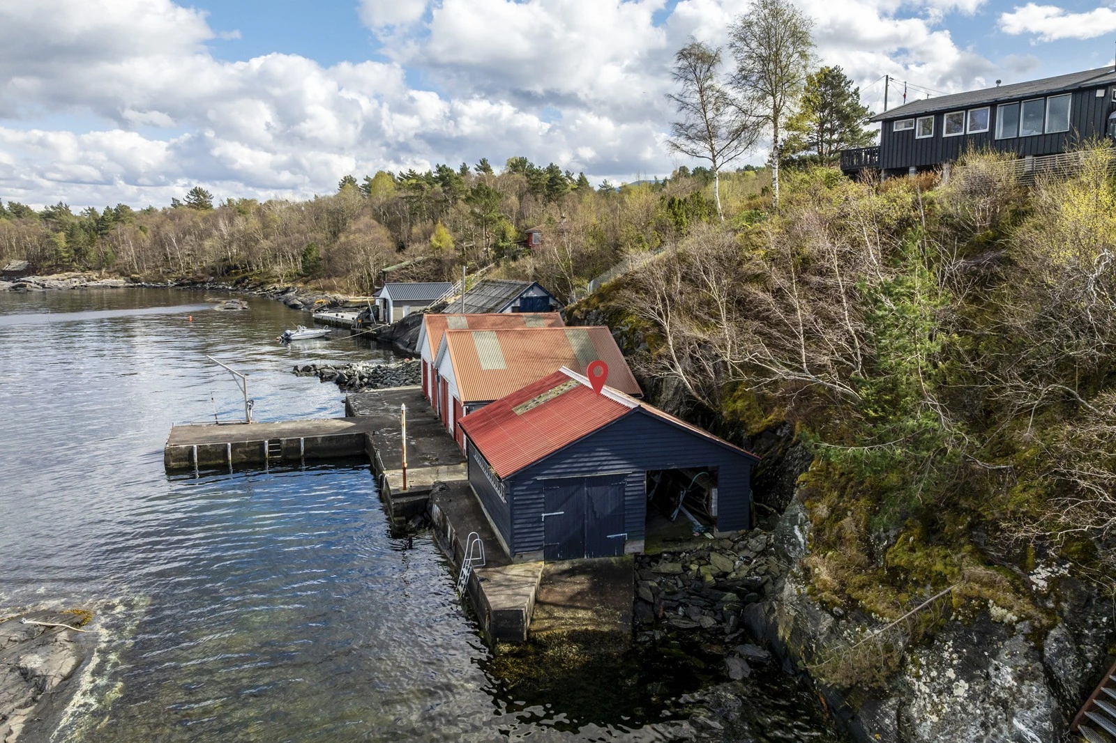 Flott sjøhus med god oppbevaringsplass Galleribilde