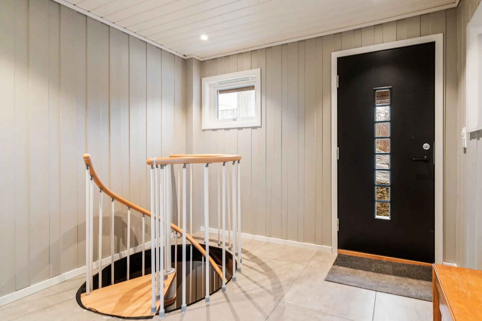 Gang på hovedplan med nedgang til underetsje Galleribilde