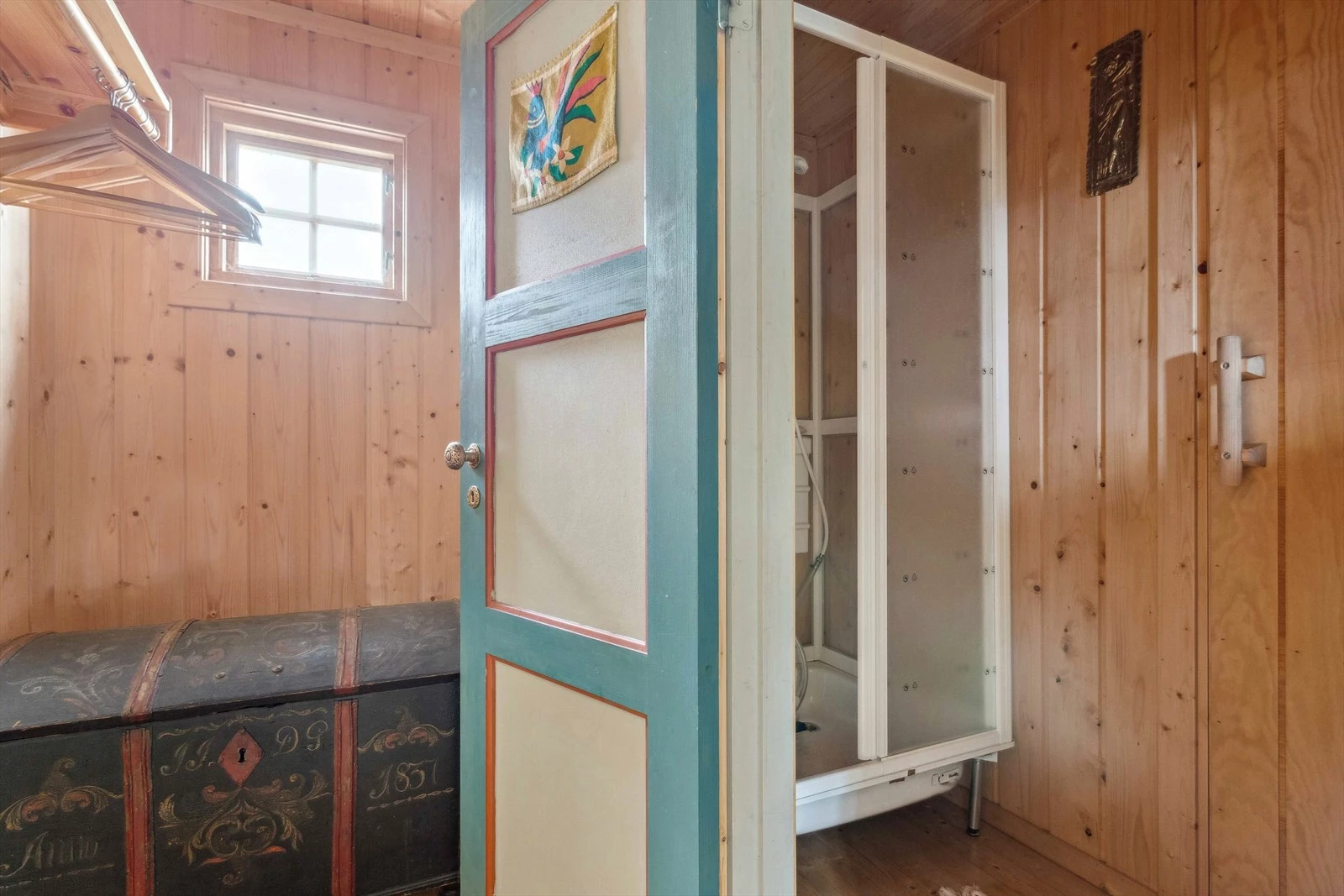 I gangen er det plass til ytterjakker og sko, og det er avdelt et lite, åpent rom hvor et frittstående dusjkabinett er plassert. Galleribilde