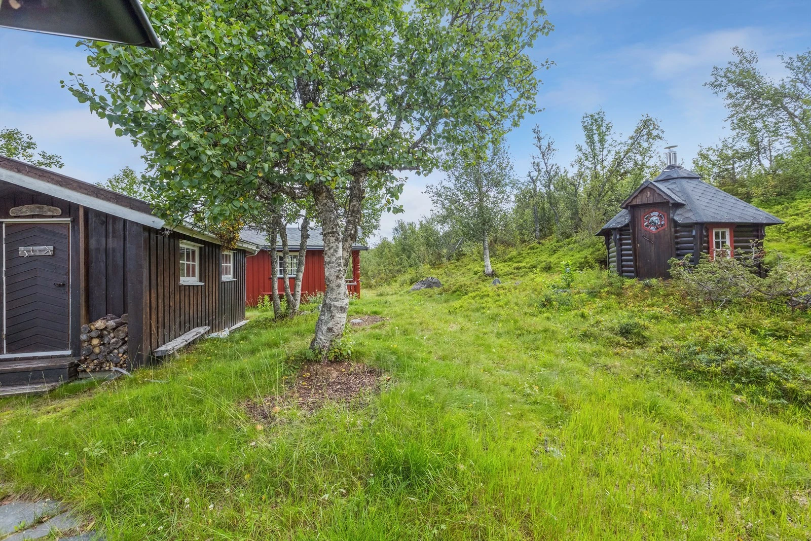 Hyttetunet består av hovedhytte, anneks, uthus og badstue. Tomta er stor, over 27 mål, så her er det god plass til lek og moro! Galleribilde