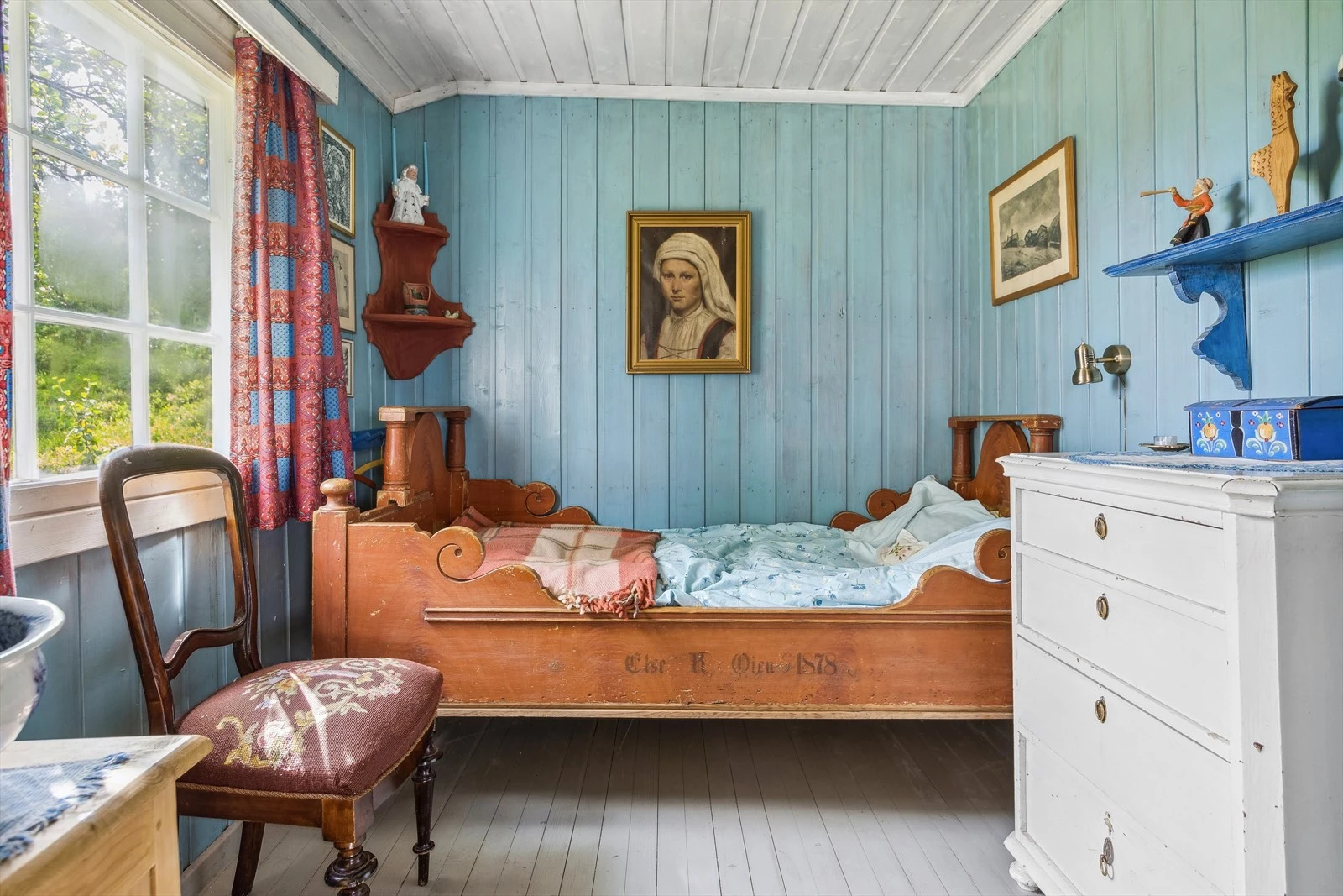 I hytta er det to romslige soverom. Disse har, som resten av hytta, malte/beisede vegger, gulv og himlinger. Galleribilde