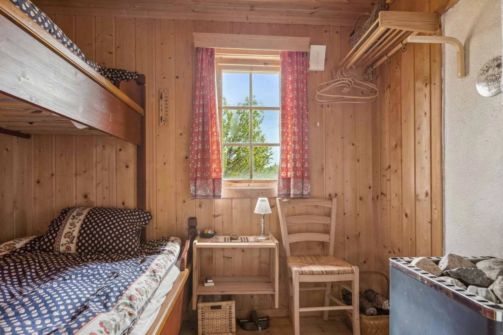 I annekset er det et soverom med familiekøye. Soverommet var opprinnelig badstue og badstueovnen står fortsatt her. Galleribilde