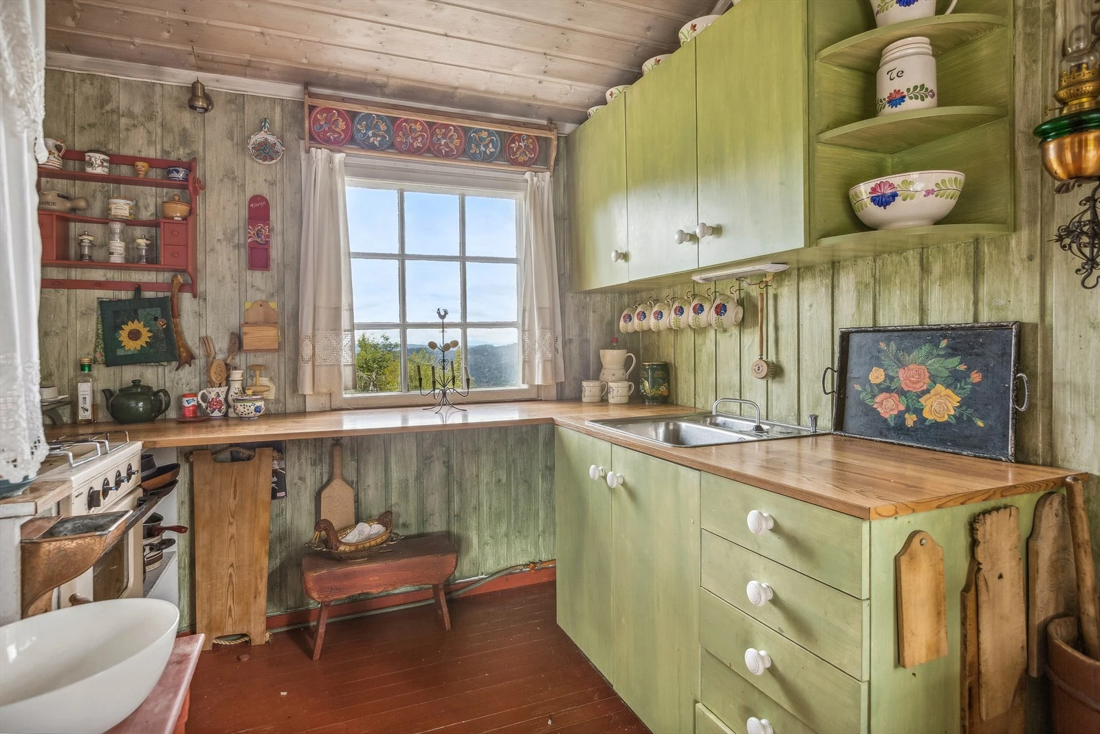 På kjøkkenet er en større vedovn som sørger for lun og god varme. Galleribilde