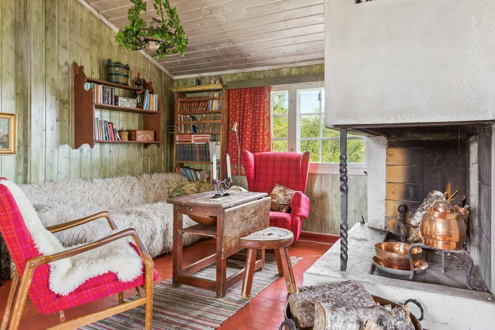 Det er fin plass til flere sittegrupper og i stuedelen er det en stor, åpen peis som gir en hyggelig stemning til rommet. Galleribilde