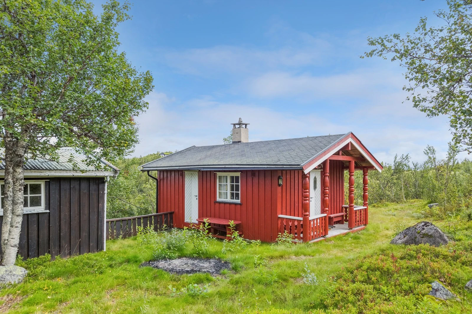 På tunet er det et hyggelig anneks med overbygd inngangsparti. Her er det et par benker hvor en kan slappe av og nyte solen. Galleribilde