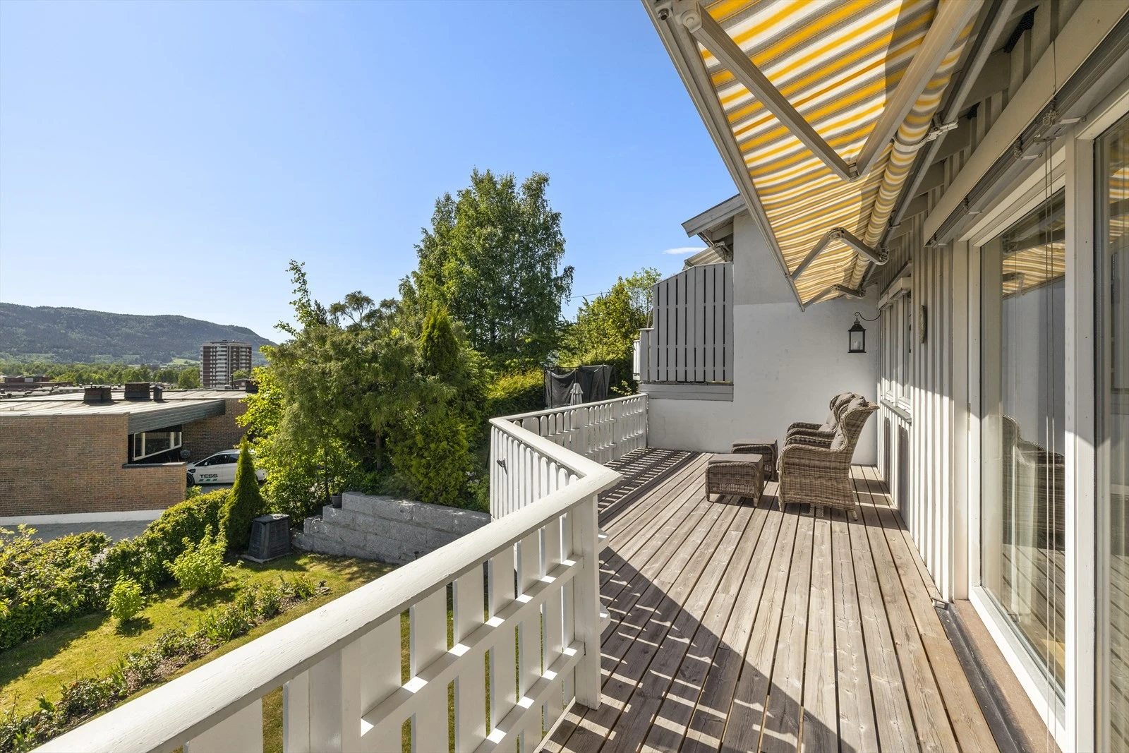 Solrik terrasse med flott utsikt