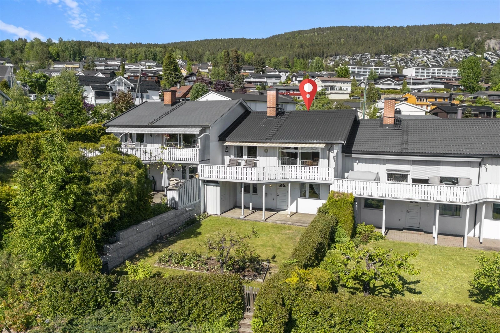 Pen hage med gjennomgang via port
