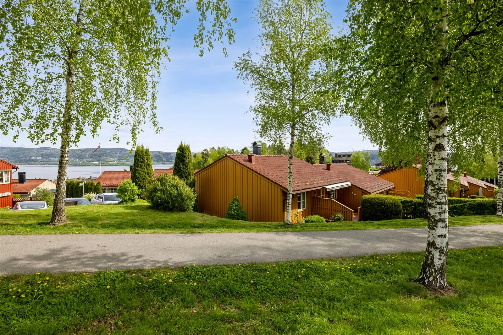 Boligen ligger i et meget hyggelig boligområde