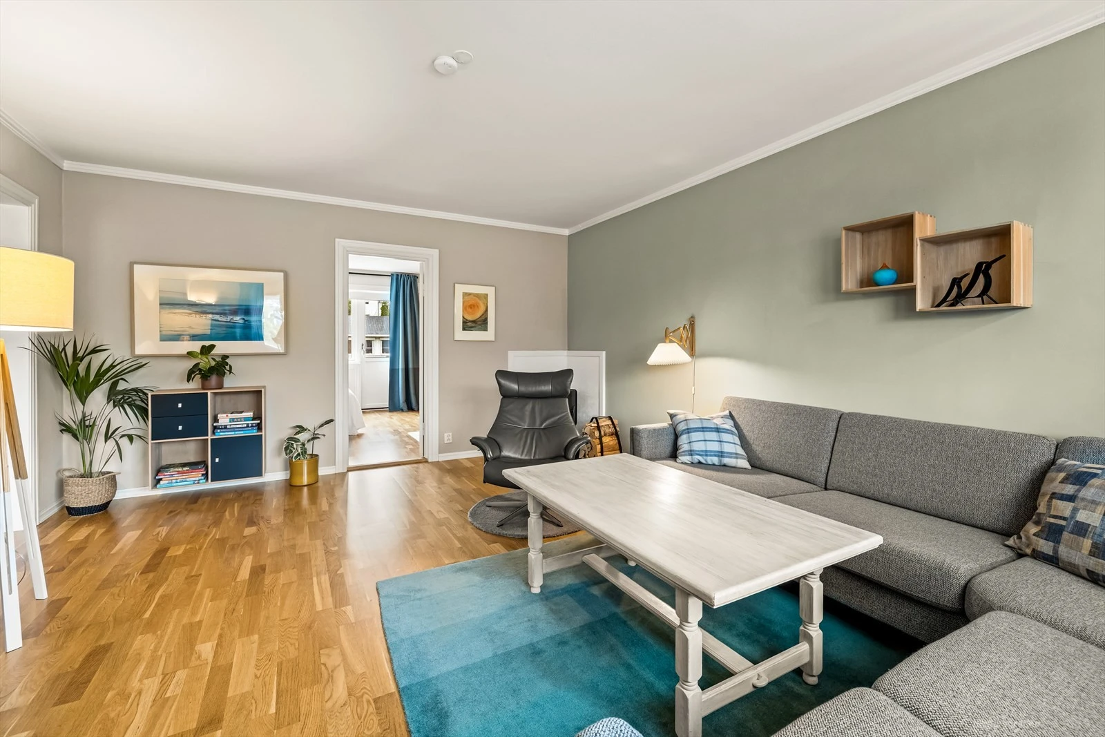 Lys og moderne stue med god plass til møblering.
