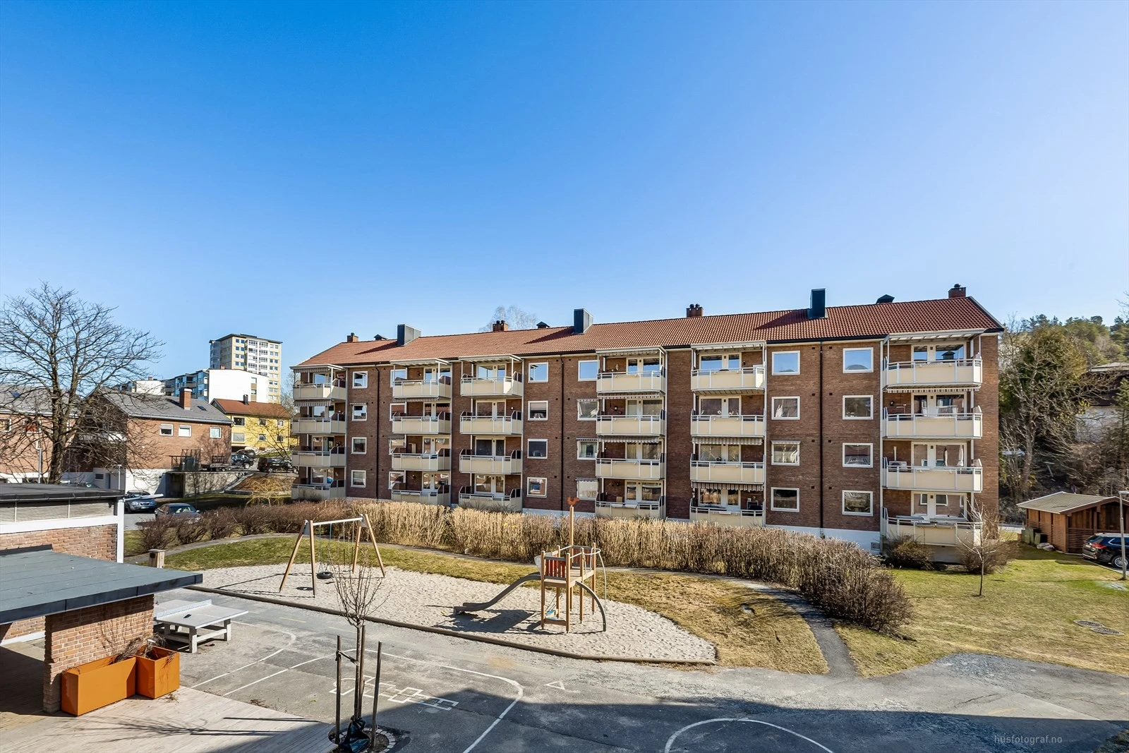 Fra leiligheten er det kort gangavstand til det meste du måtte trenge i hverdagen.