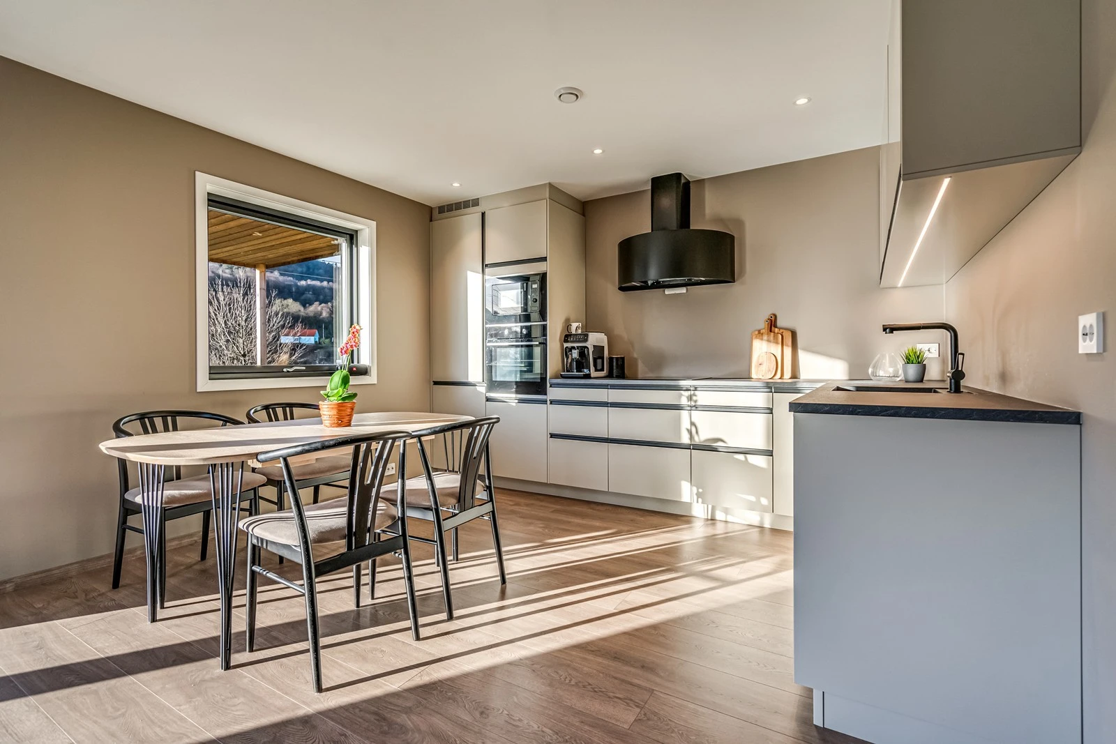 Det er god plass til spiseplass på kjøkkenet. Galleribilde