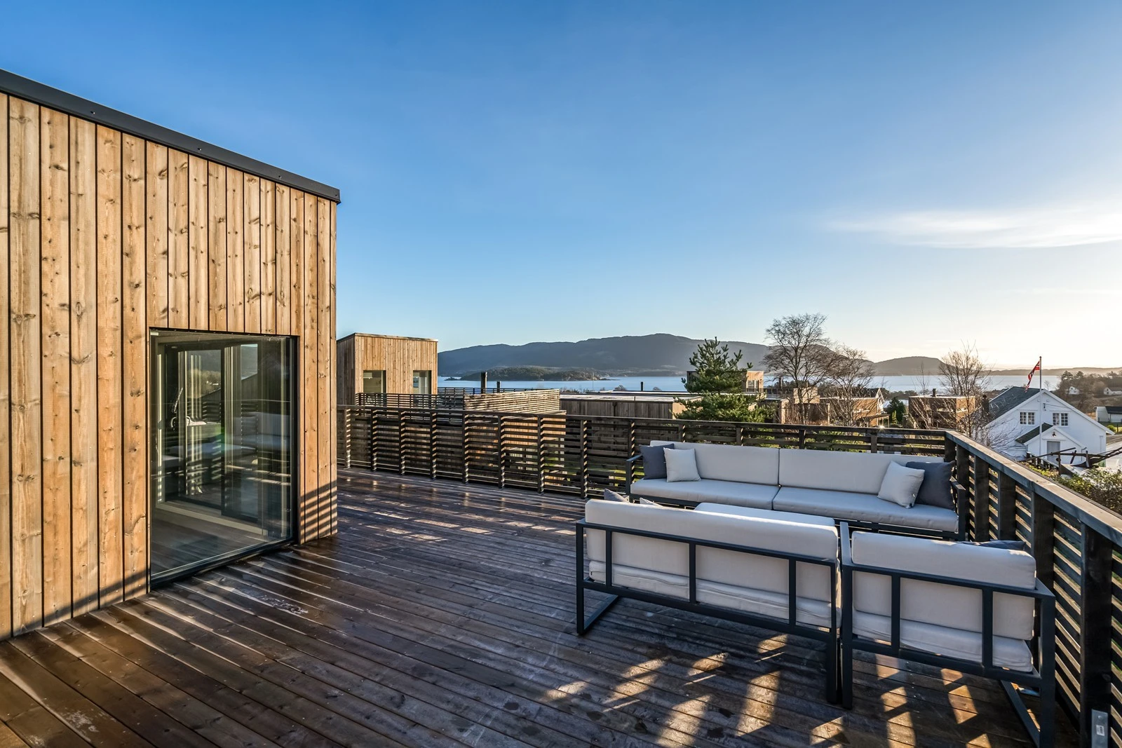 Nyt solrike dager på takterrassen. Galleribilde