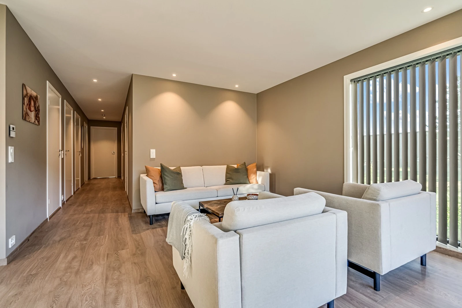 Det er brukt spotter som belysning i boligen. Galleribilde